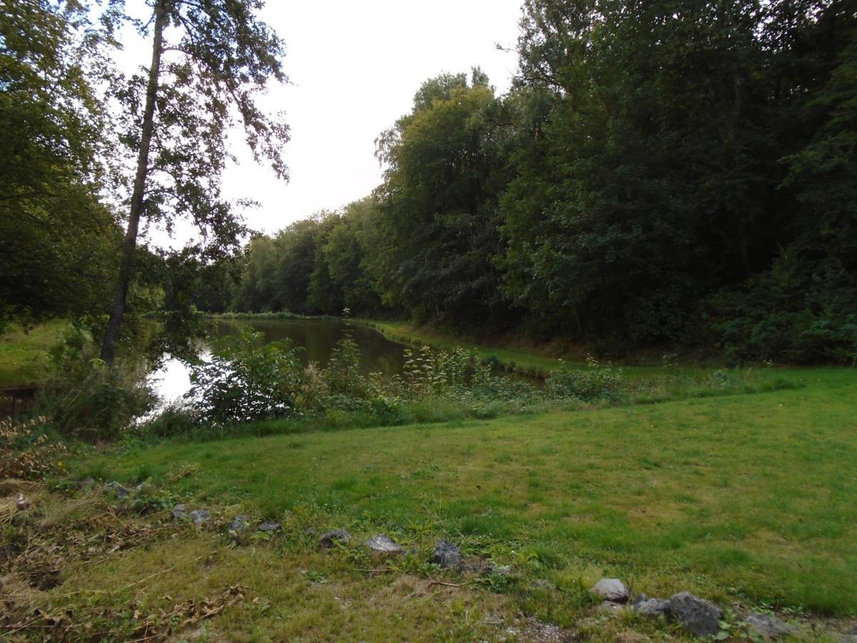 Deux Etangs Poissonneux Au Milieu Des Bois Avec Gite Moderne, La Halte Des Deux Lacs Rosée Exterior foto